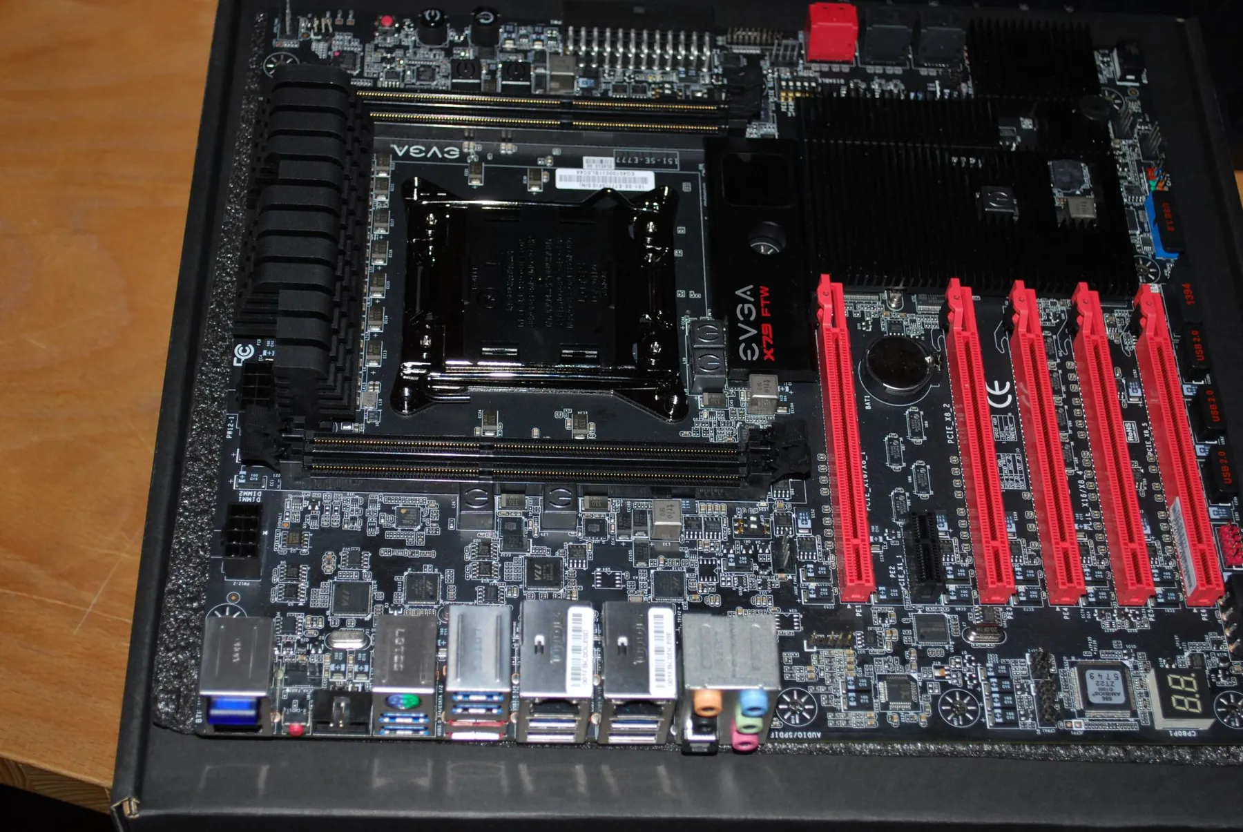 SilverStone TJ07 BloodMod: 03 Mainboard: Aufnahme 2