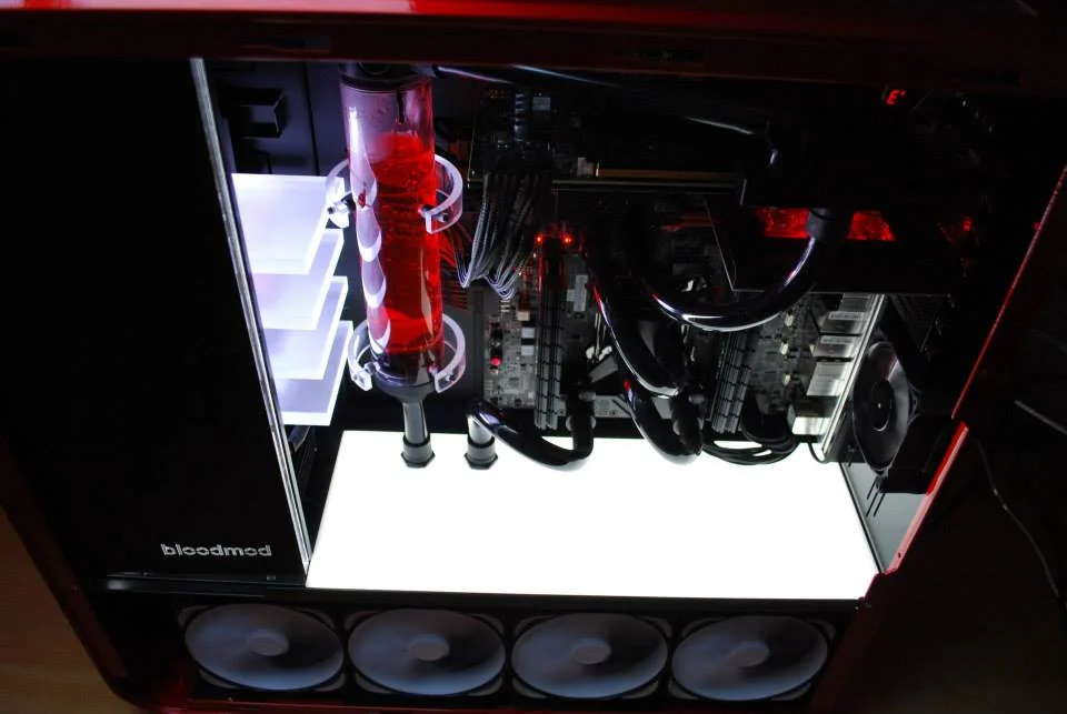 SilverStone TJ07 BloodMod Dormant Red mit rotem Ausgleichsbehälter, Lightbox und vier Frontlüftern