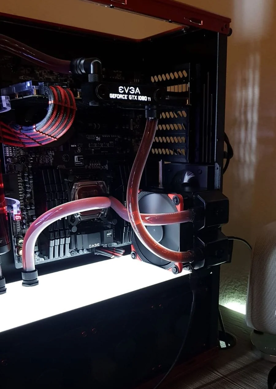 TJ07 BloodMod Dormant Red: Innenraum mit rotem Kühlkreislauf und GeForce GTX 1080 Ti