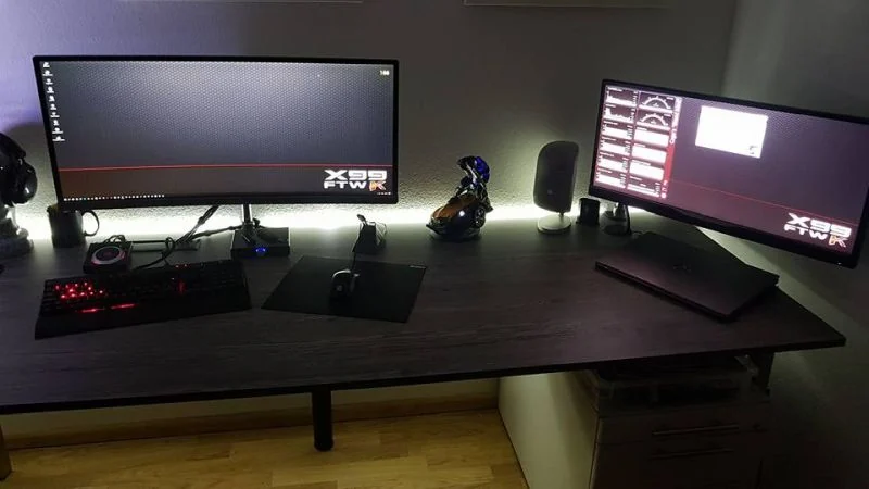 TJ07 BloodMod Dormant Red: Arbeitsplatz mit zwei Monitoren und Aquasuite-Anzeige