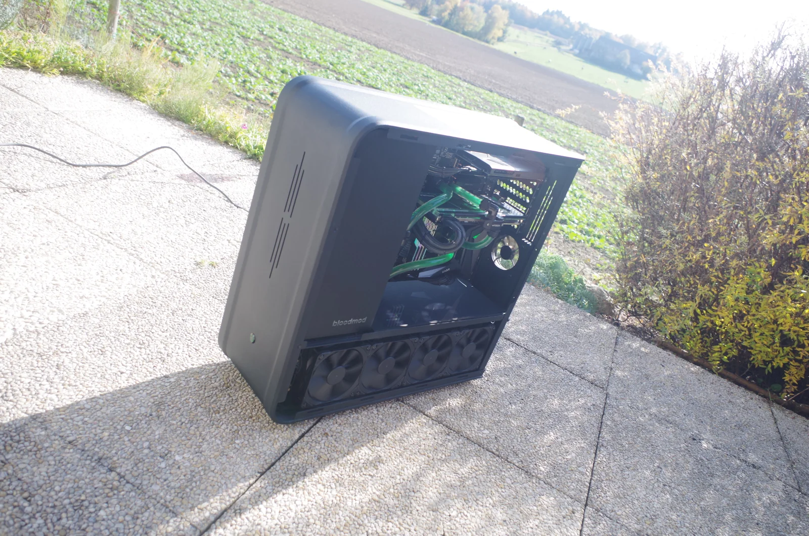 TJ07 BloodMod HarleyBlack: Geöffneter HarleyBlack mit grüner Wasserkühlung bei einer Aussenaufnahme