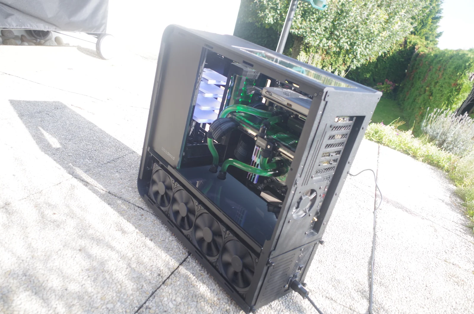 TJ07 BloodMod HarleyBlack: Offene Rückseite mit sichtbarer Kabelverlegung und unterem Lüfterbereich