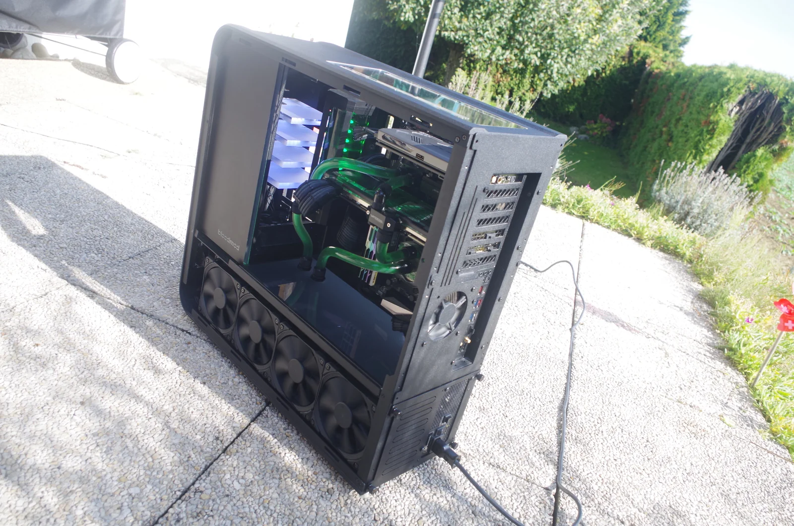 TJ07 BloodMod HarleyBlack: Rückseite und geöffneter Innenraum schräg von oben