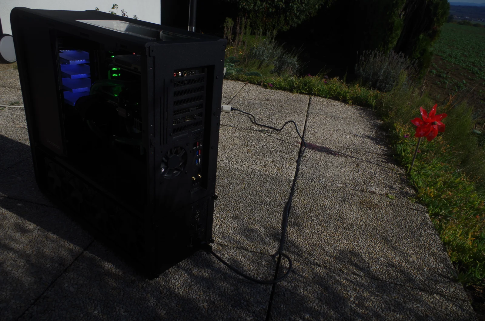 TJ07 BloodMod HarleyBlack: Gehäuserückseite im Gegenlicht mit leuchtenden Details im Innenraum