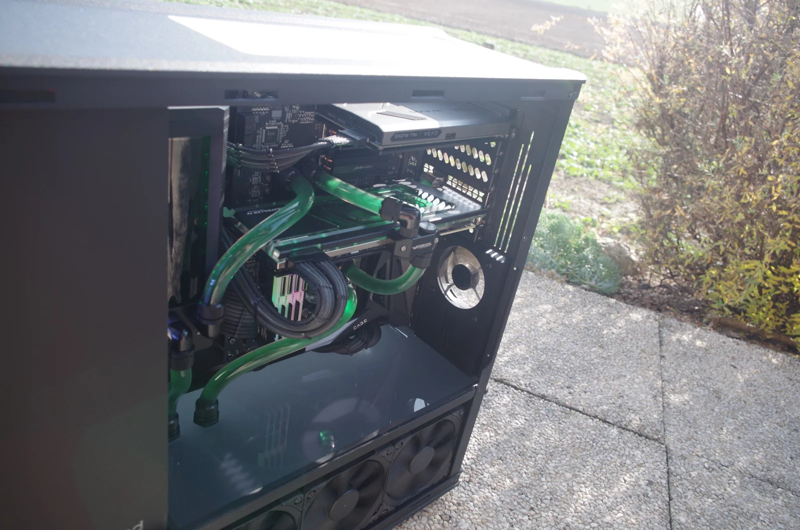 TJ07 BloodMod HarleyBlack: Seitenansicht des geöffneten Systems mit grünen Kühlschläuchen