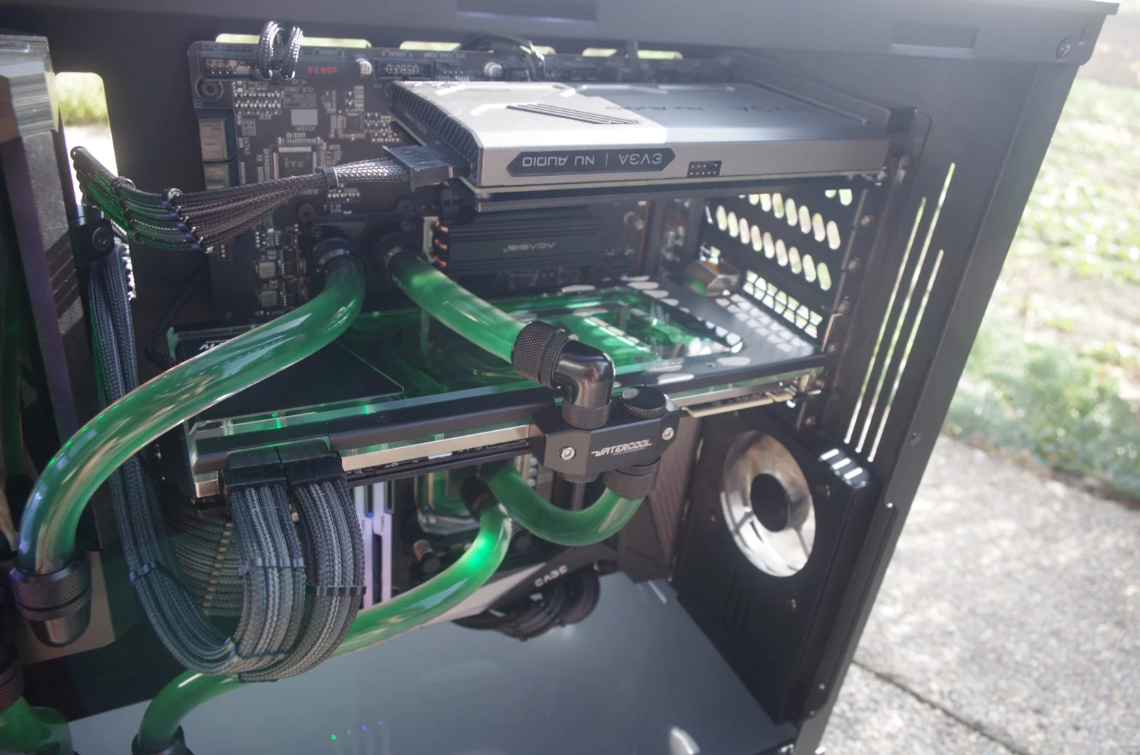 TJ07 BloodMod HarleyBlack: Mainboard, wassergekühlte Grafikkarte und Schlauchführung im Detail