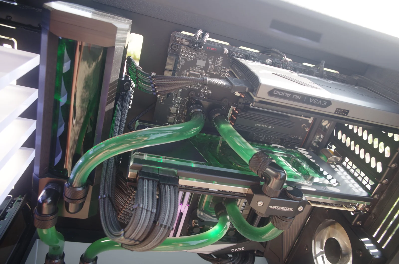 TJ07 BloodMod HarleyBlack: Wasserkühlung und Grafikkartenbereich aus einer seitlichen Nahansicht