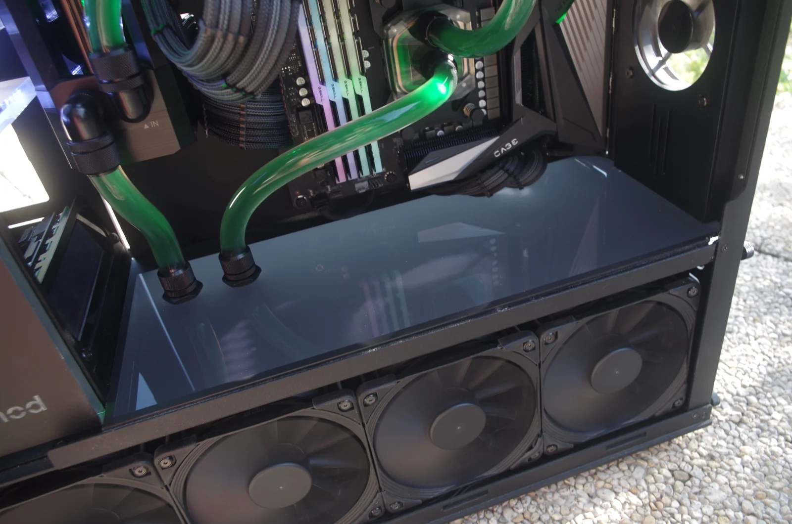 TJ07 BloodMod HarleyBlack: Unterer Innenraum mit Abdeckung, Schlauchführung und drei sichtbaren Lüftern