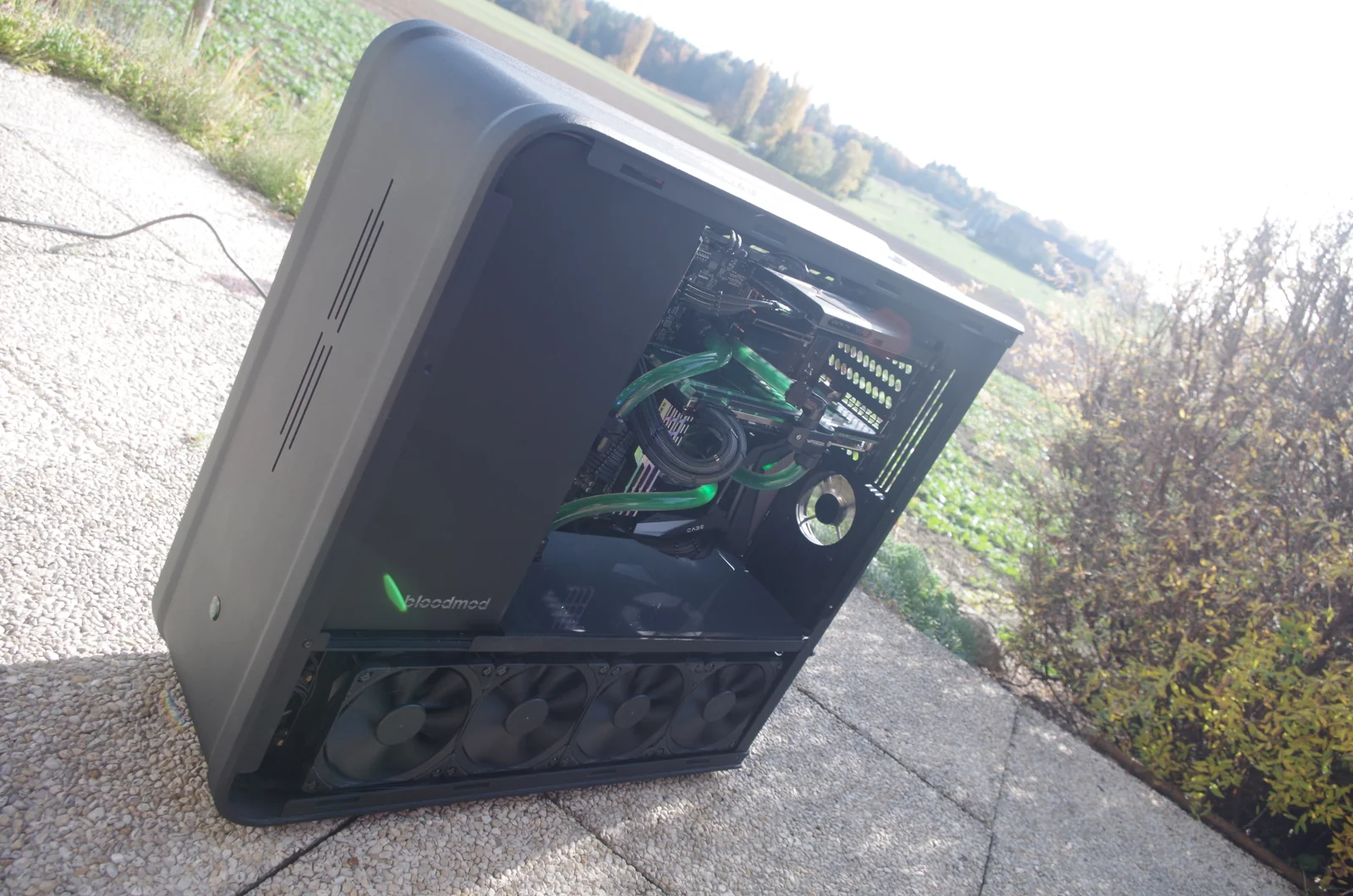 TJ07 BloodMod HarleyBlack: Gesamtansicht der offenen Hardwareseite auf der Terrasse