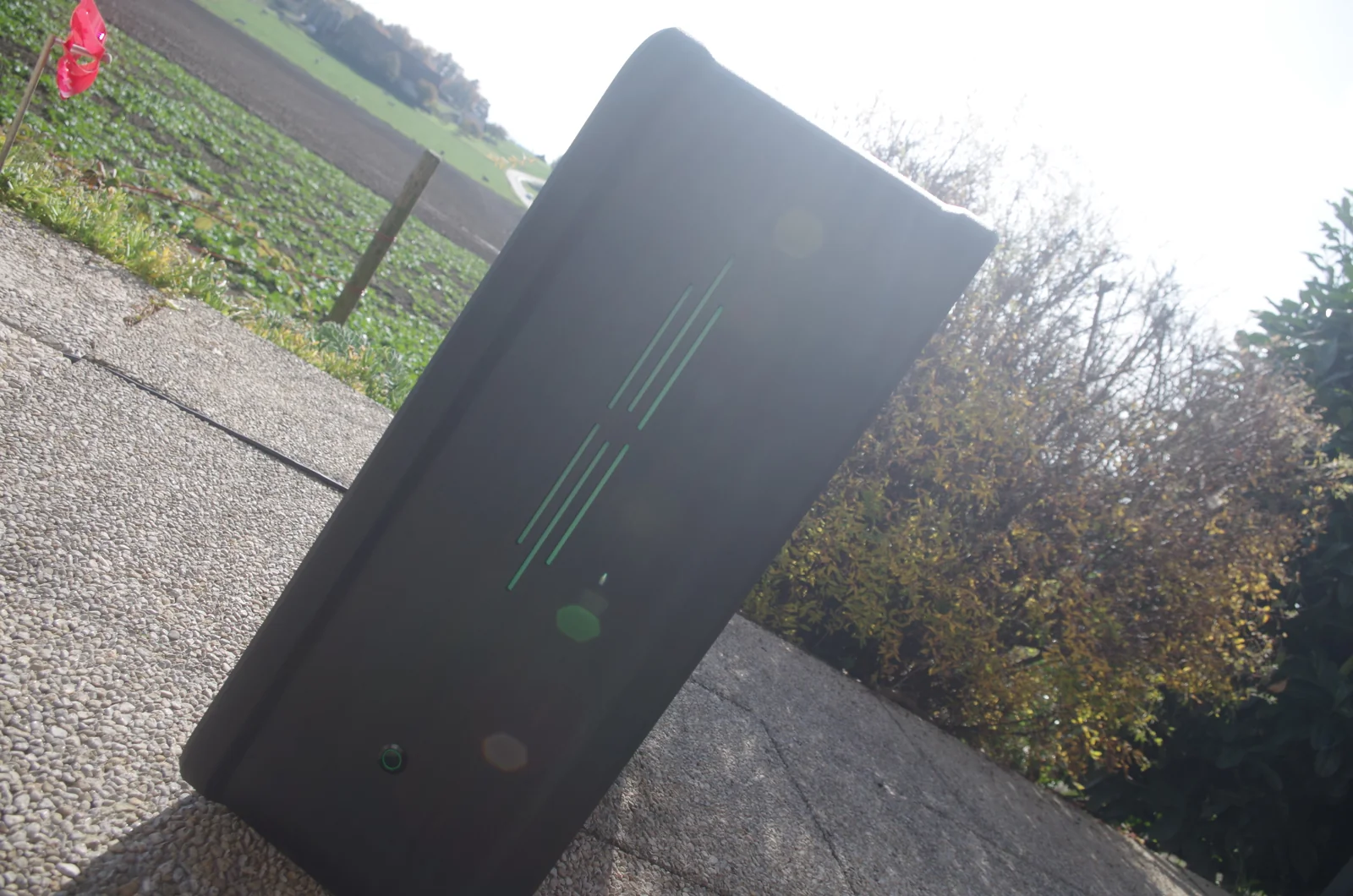TJ07 BloodMod HarleyBlack: Geschlossene Gehäusefront mit schmalen grünen Lichtlinien