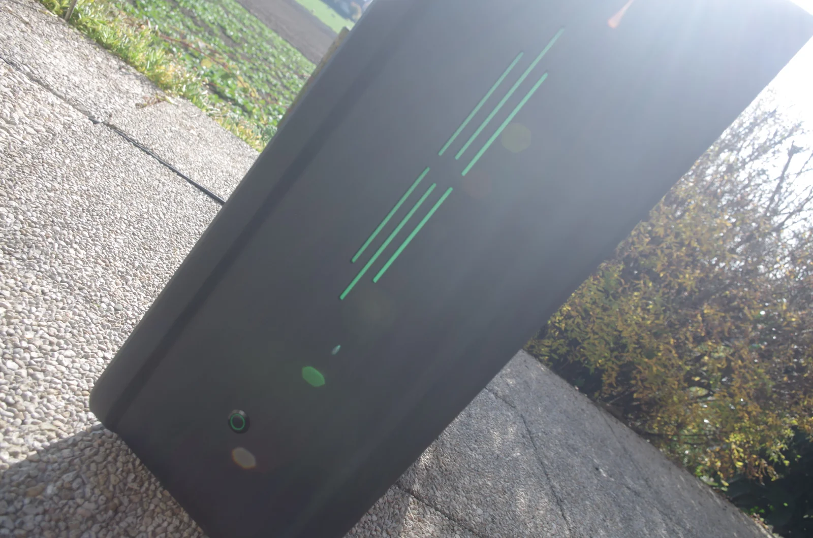 TJ07 BloodMod HarleyBlack: Frontgestaltung und Einschalttaster in einer schrägen Nahansicht