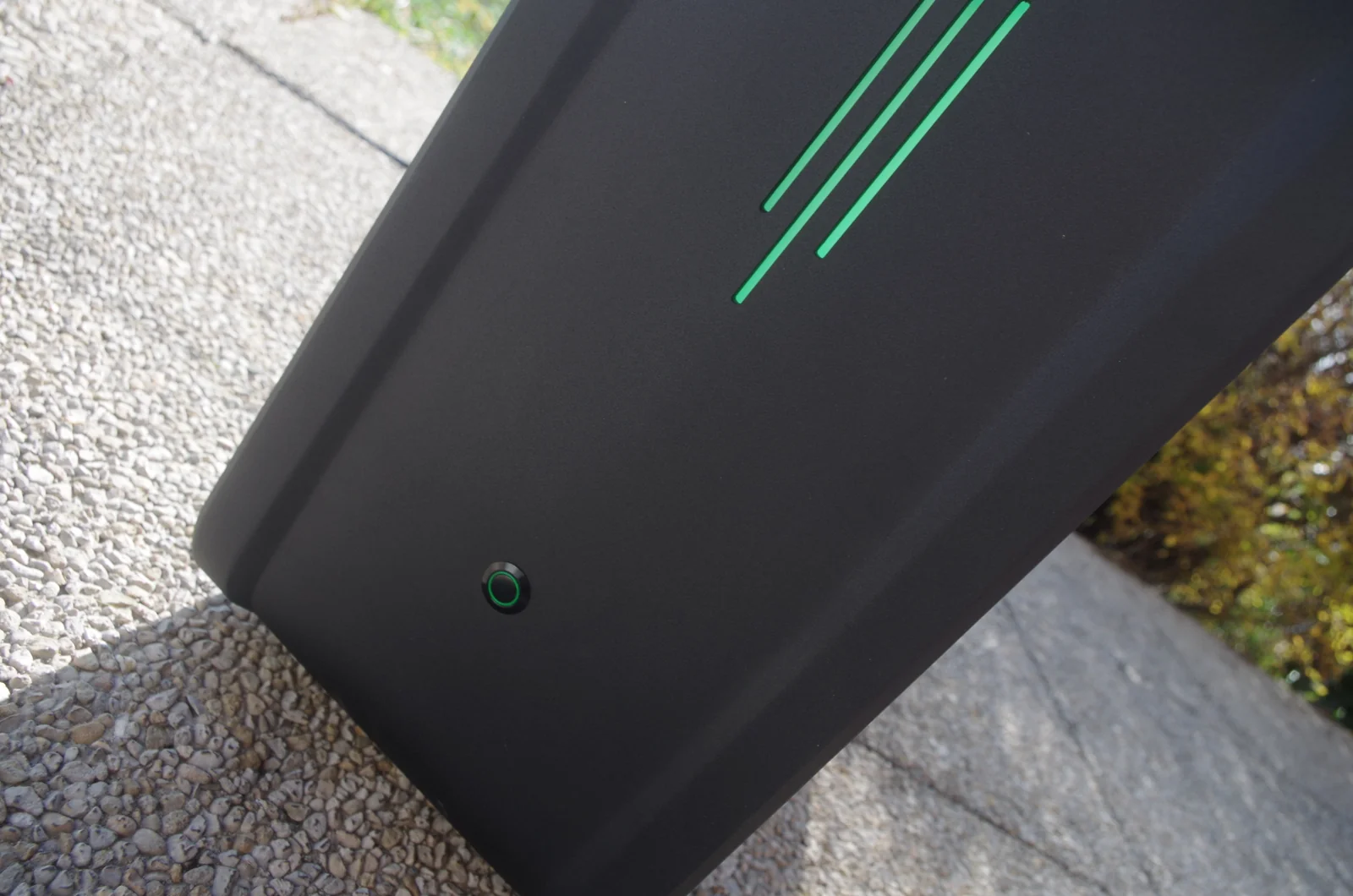 TJ07 BloodMod HarleyBlack: Grüne Frontbeleuchtung und runder Einschalttaster im Detail