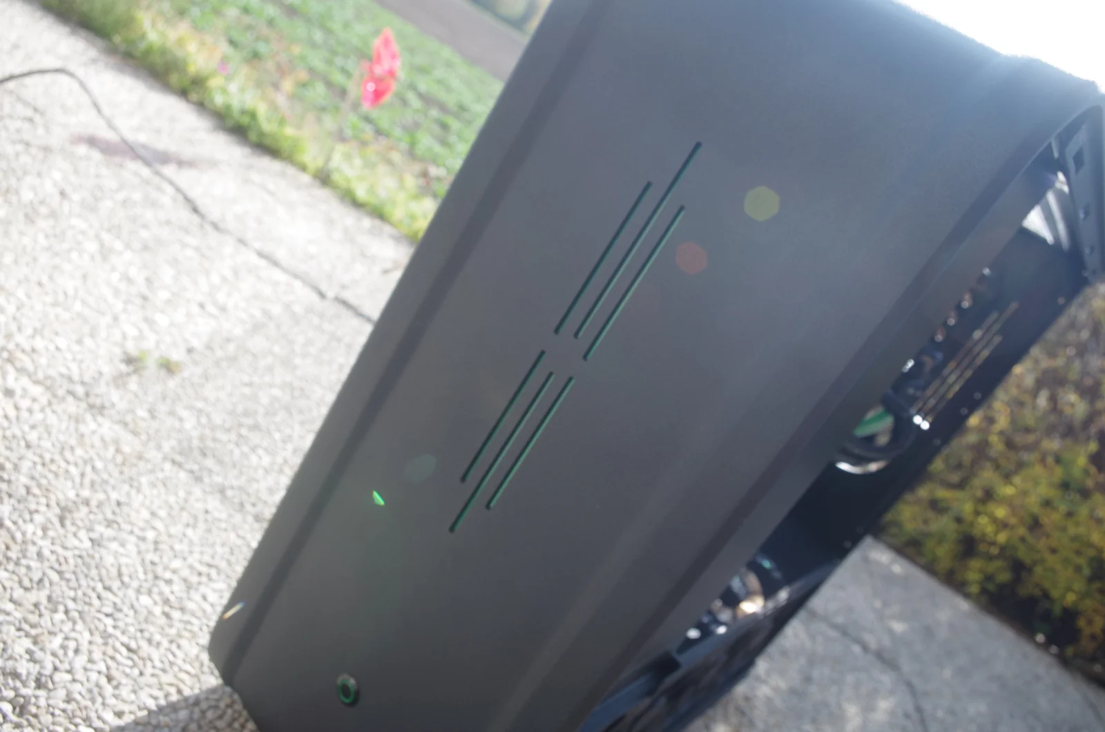 TJ07 BloodMod HarleyBlack: Front und offener Innenraum mit grünen Lichtakzenten