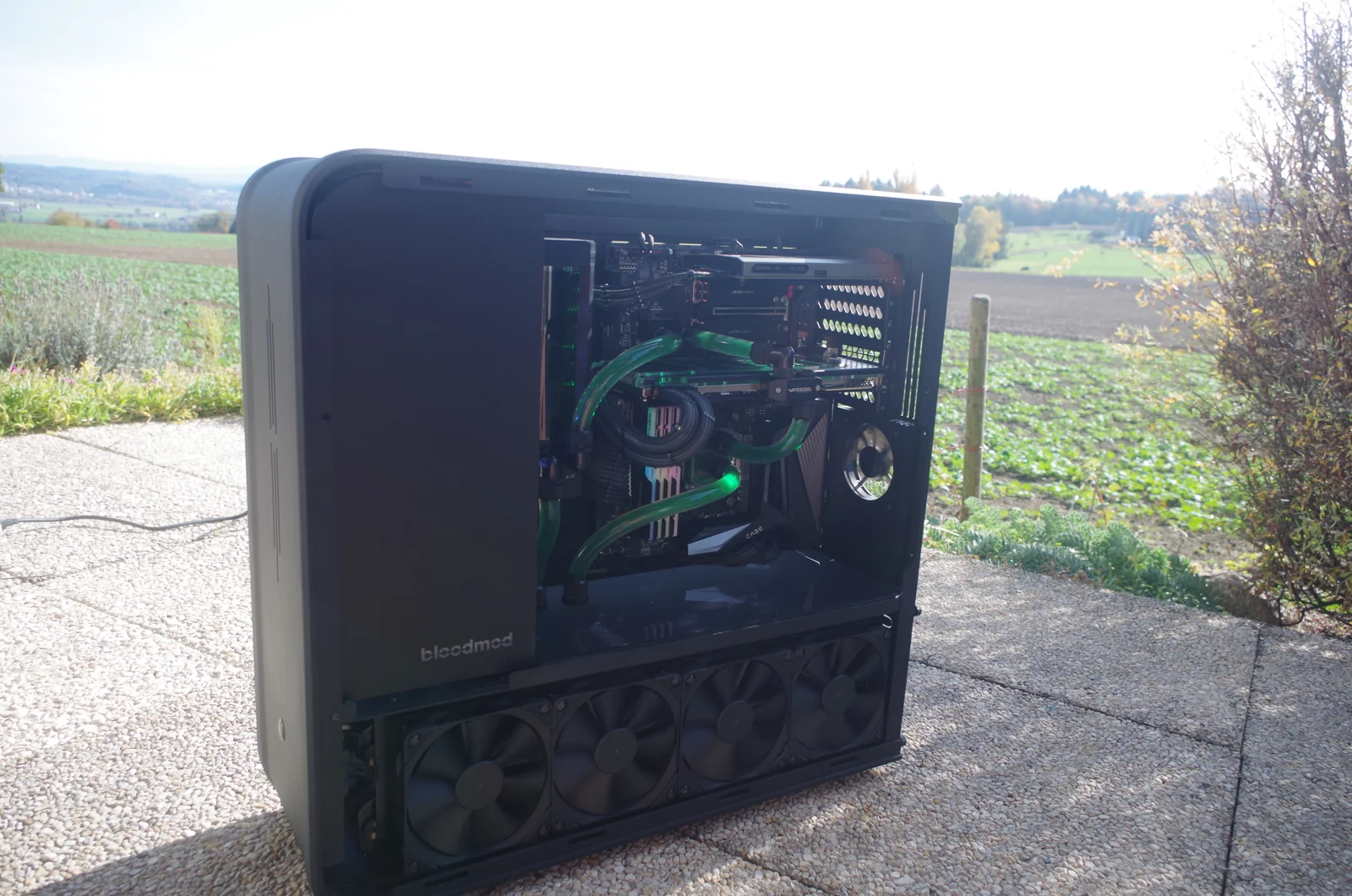 TJ07 BloodMod HarleyBlack: Gerade Seitenansicht des geöffneten HarleyBlack im Tageslicht
