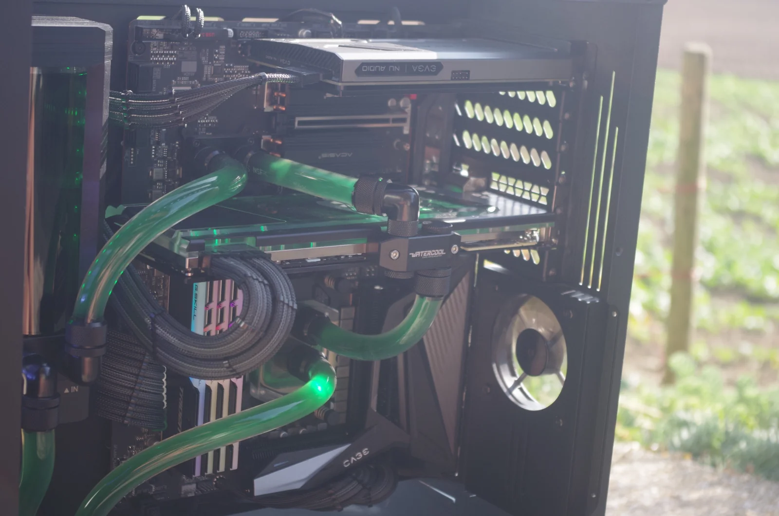 TJ07 BloodMod HarleyBlack: Grüne Kühlschläuche, Kühlblöcke und gesleevte Kabel im Innenraum