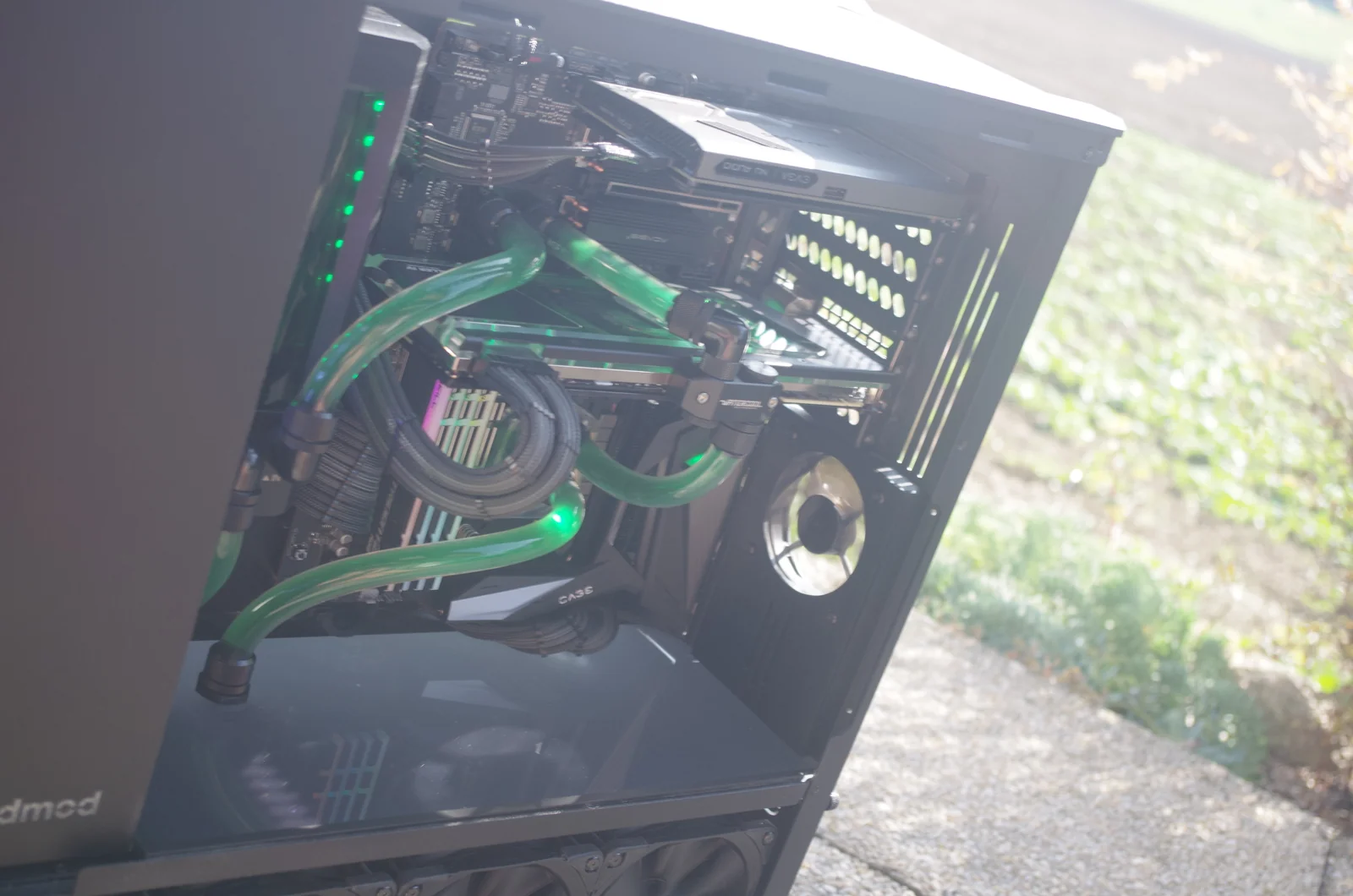 TJ07 BloodMod HarleyBlack: Wasserkühlungsaufbau und Mainboardbereich aus einer schrägen Perspektive