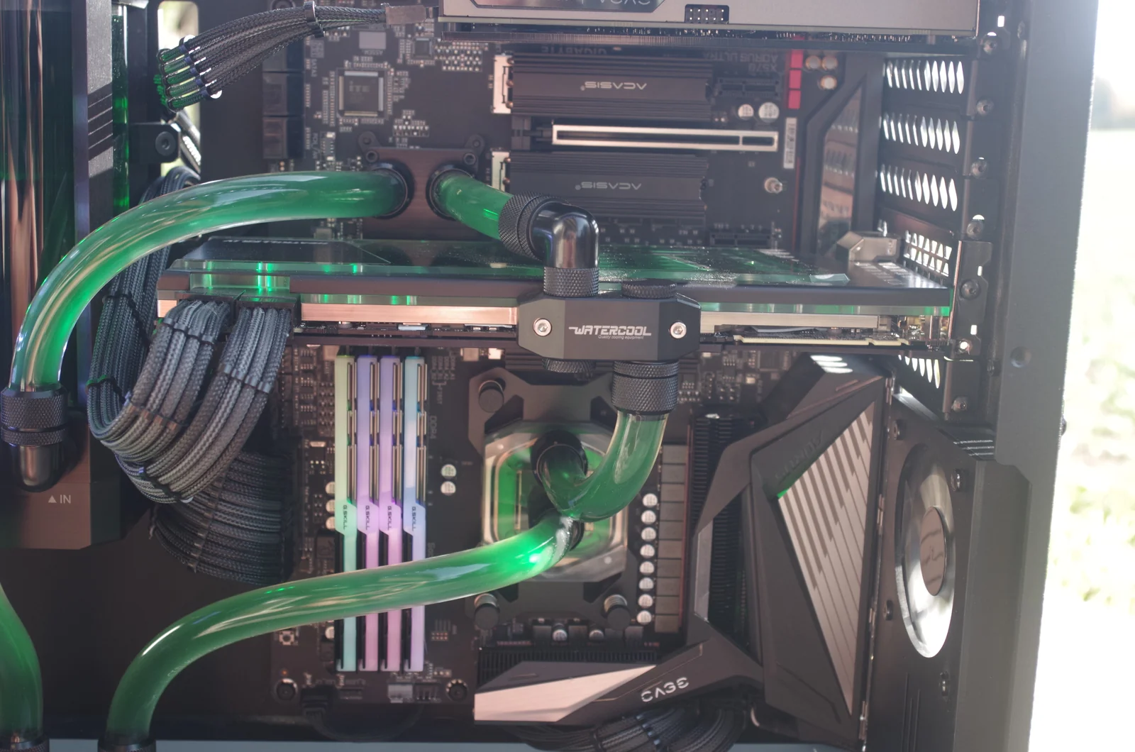 TJ07 BloodMod HarleyBlack: Mainboard, Arbeitsspeicher und Grafikkartenkühlung in der Nahansicht