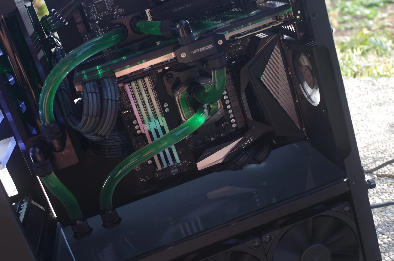 TJ07 BloodMod HarleyBlack: Schlauchanschlüsse, Kabelverlegung und beleuchtete Details im Innenraum