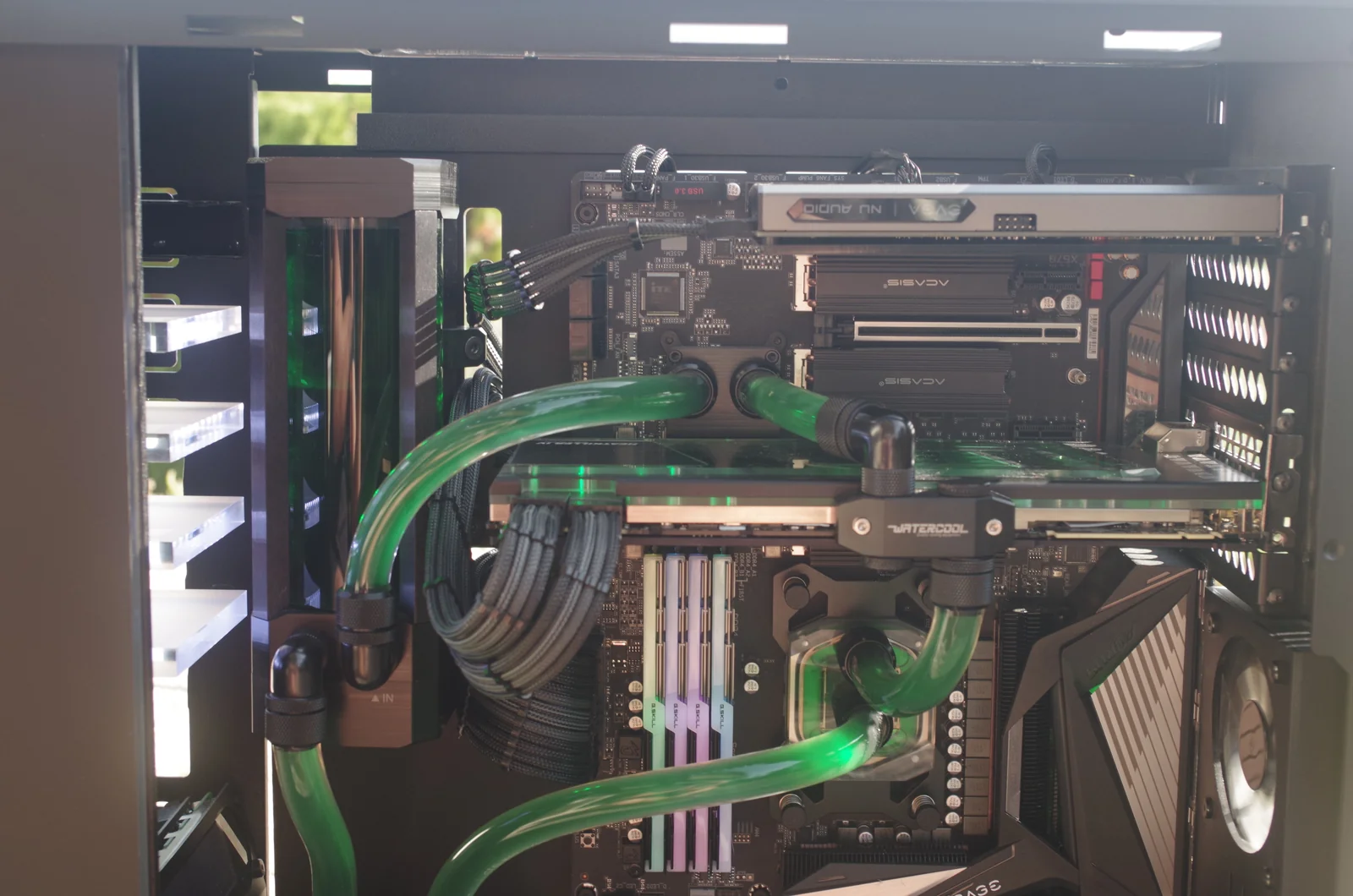 TJ07 BloodMod HarleyBlack: Gesamtübersicht der Hardwareseite mit grüner Wasserkühlung