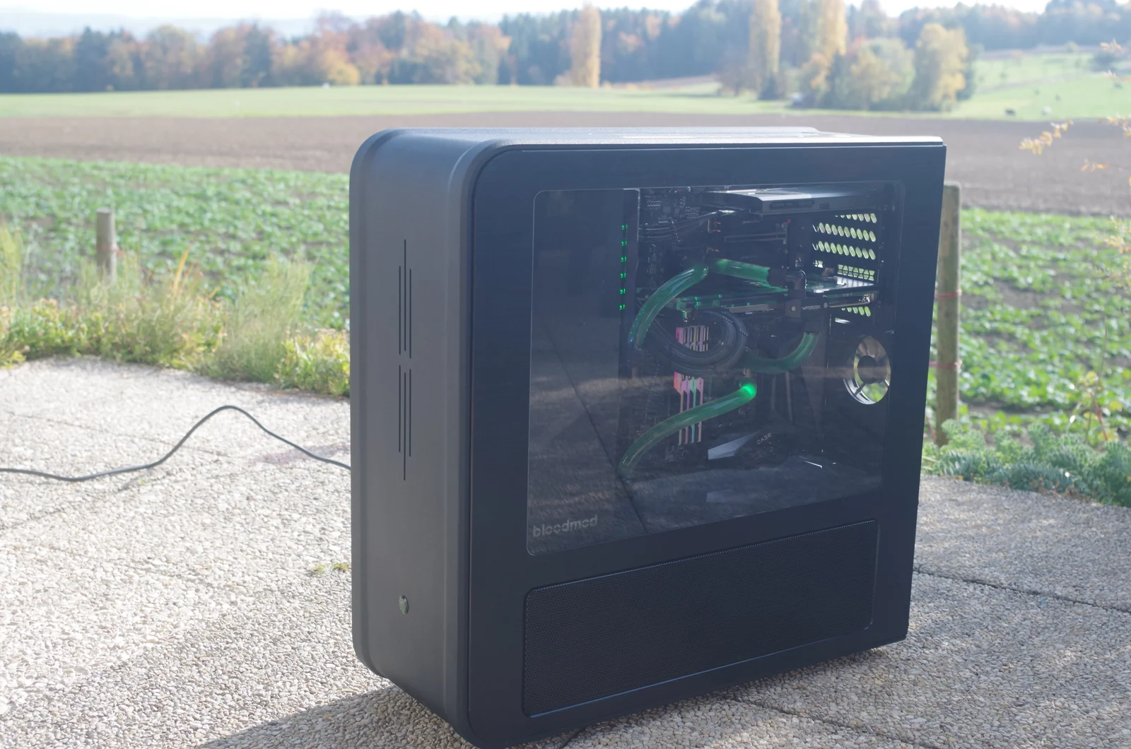 TJ07 BloodMod HarleyBlack: Geschlossenes Gehäuse mit grossem Seitenfenster im Tageslicht
