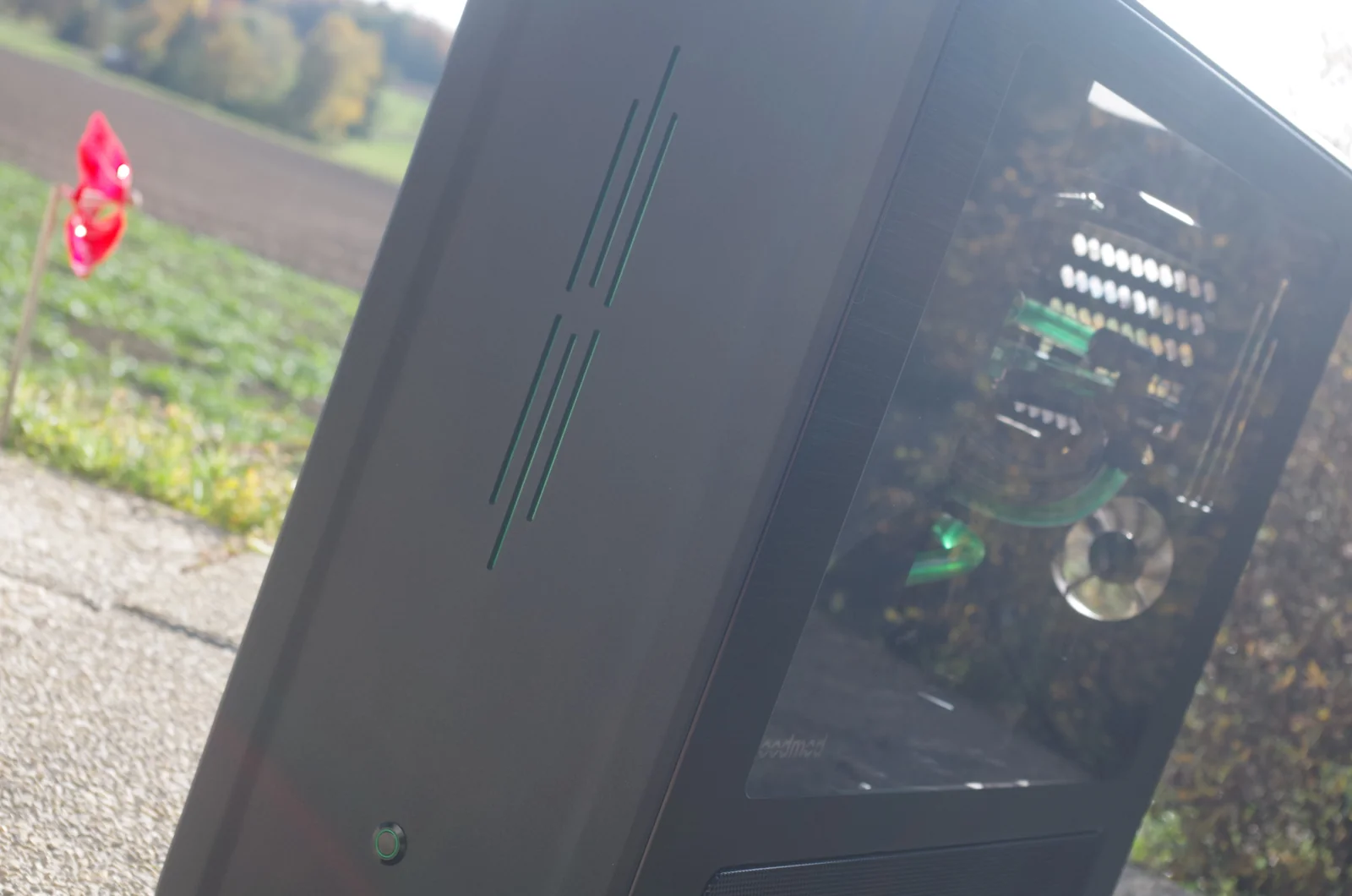 TJ07 BloodMod HarleyBlack: Geschlossene Front und Seitenfenster aus einer schrägen Nahansicht