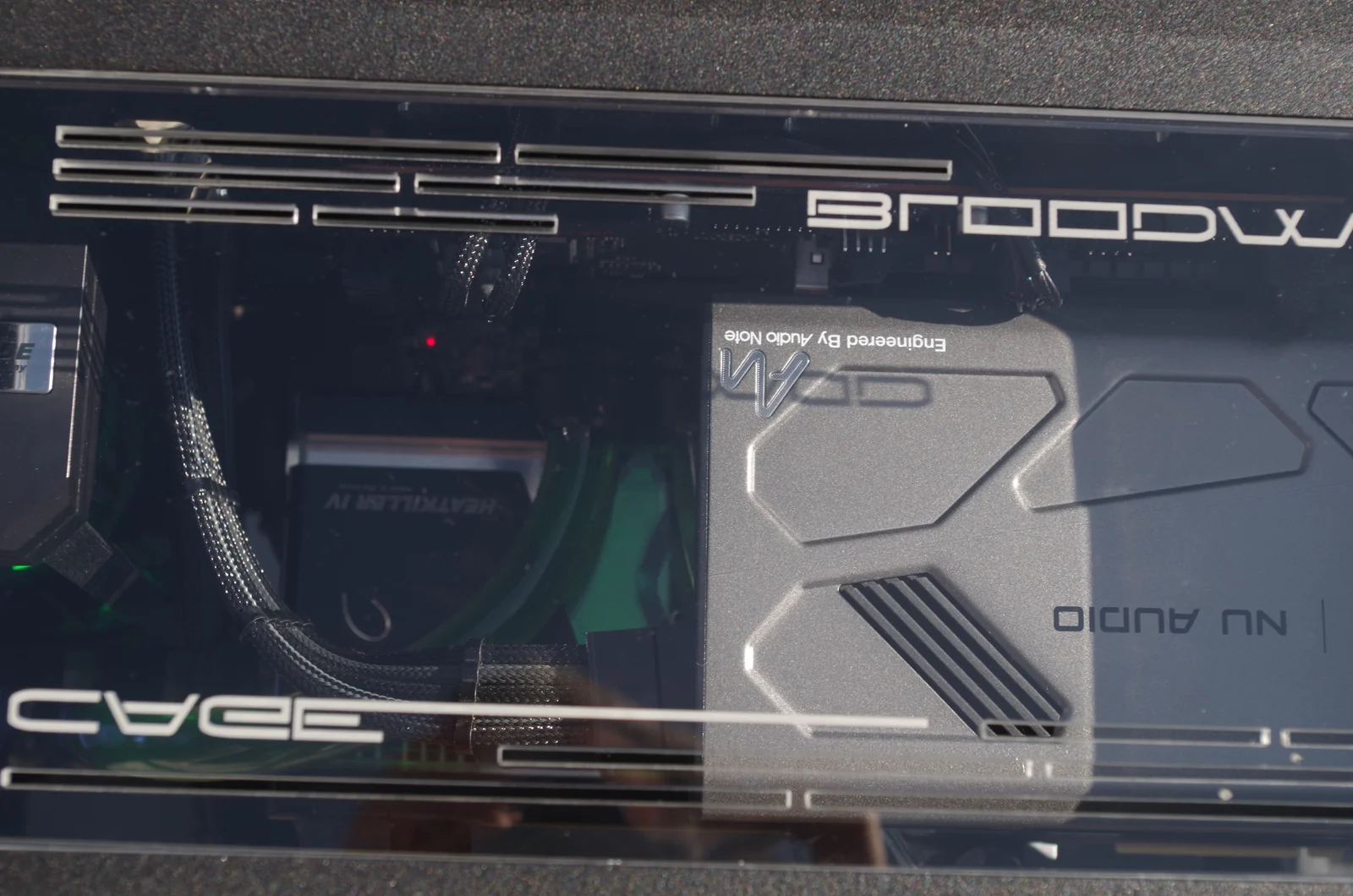 TJ07 BloodMod HarleyBlack: CAGE- und BloodMod-Gravur des oberen Fensters in der Nahansicht