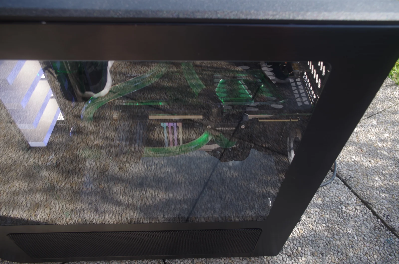 TJ07 BloodMod HarleyBlack: Blick durch das Seitenfenster auf die grüne Wasserkühlung