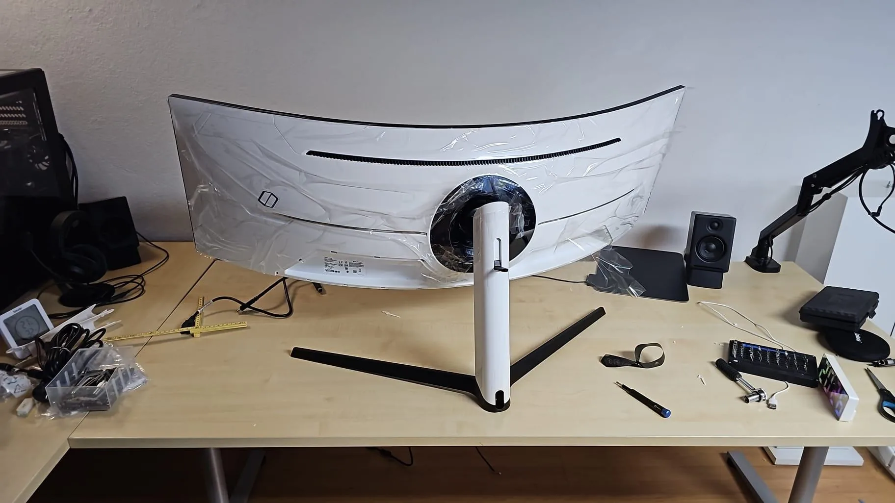 TJ07 BloodMod HarleyBlack: Rückseite des Monitors während der Montage